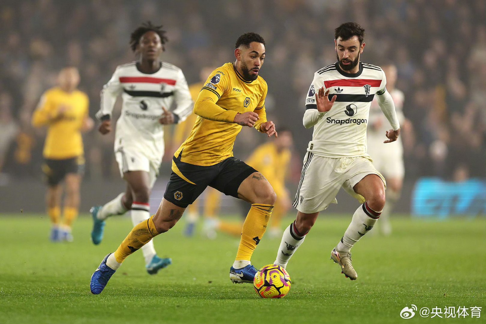 九游娱乐平台-关于曼联训练开放日；冲刺阶段远射贴柱引欢呼；德国杯在即；更衣室氛围转暖的信息