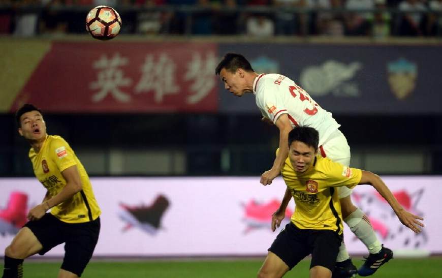 九游游戏中心-包含辽宁本钢训练开放日，清晨队长鼓劲引欢呼，中超在即，更衣室氛围转暖的词条